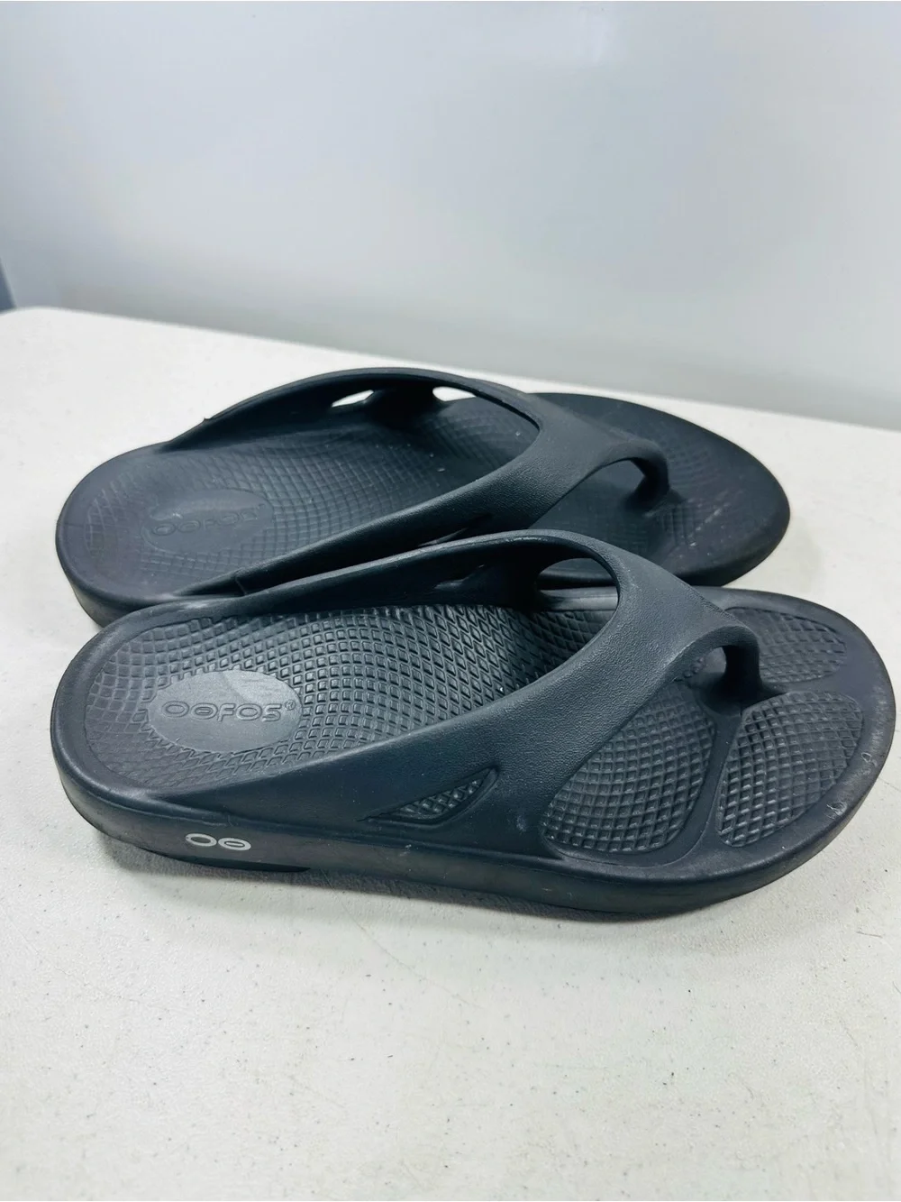 OOFOS OOriginal thong sandals size 6